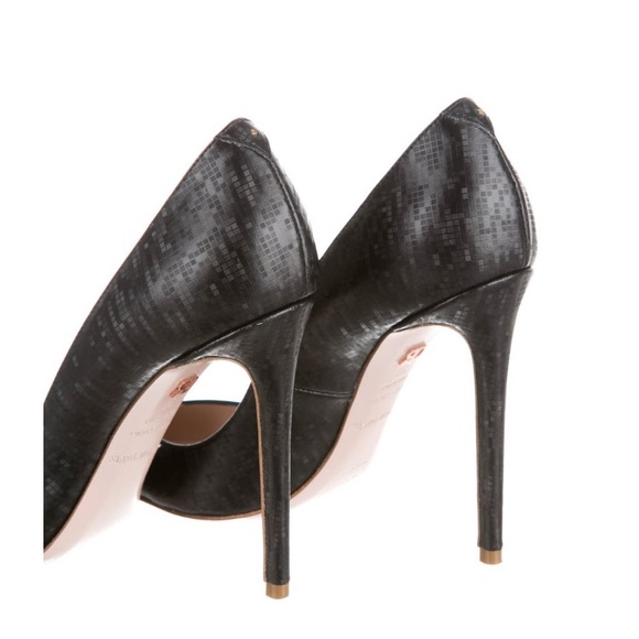 Ruthie Davis - Pointed Toe Pumps - size 7 - Picture 5 of 6